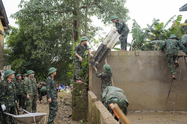 TP. Huế khởi công xây dựng, sửa chữa nhà cho người dân vùng lũ- Ảnh 4. TP. Huế khởi công xây dựng, sửa chữa nhà cho người dân vùng lũ- Ảnh 4.