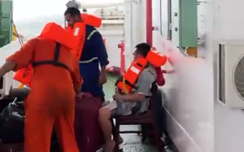 Giải cứu 13 thuyền viên Việt Nam trên tàu gặp sự cố tại vùng biển Malaysia