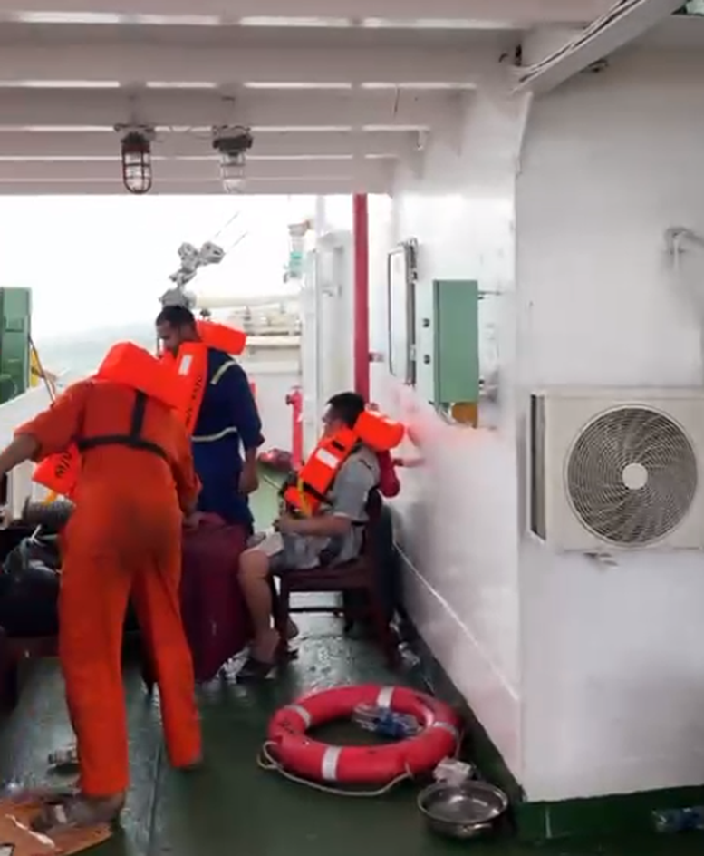 Giải cứu 13 thuyền viên Việt Nam trên tàu gặp sự cố tại vùng biển Malaysia- Ảnh 1. Giải cứu 13 thuyền viên Việt Nam trên tàu gặp sự cố tại vùng biển Malaysia- Ảnh 1.