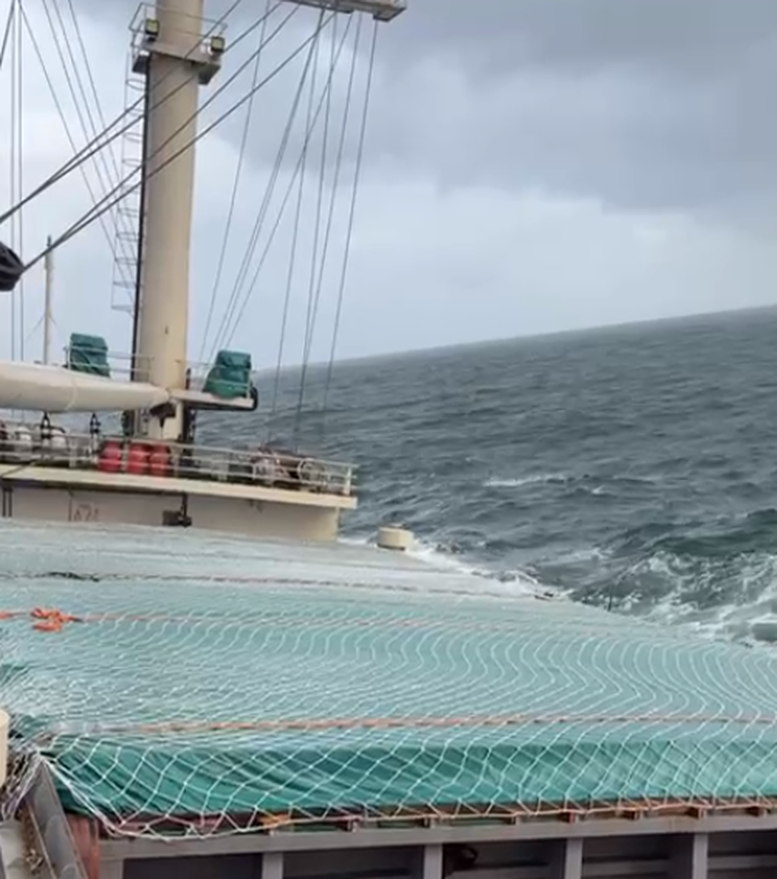 Giải cứu 13 thuyền viên Việt Nam trên tàu gặp sự cố tại vùng biển Malaysia- Ảnh 2. Giải cứu 13 thuyền viên Việt Nam trên tàu gặp sự cố tại vùng biển Malaysia- Ảnh 2.