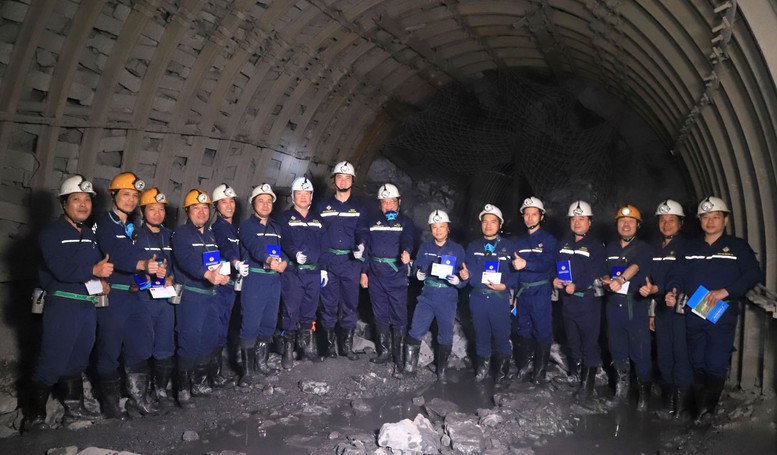 TKV quyết tâm 'cán đích' mục tiêu tăng trưởng 8% năm 2025- Ảnh 1. TKV quyết tâm 'cán đích' mục tiêu tăng trưởng 8% năm 2025- Ảnh 1.