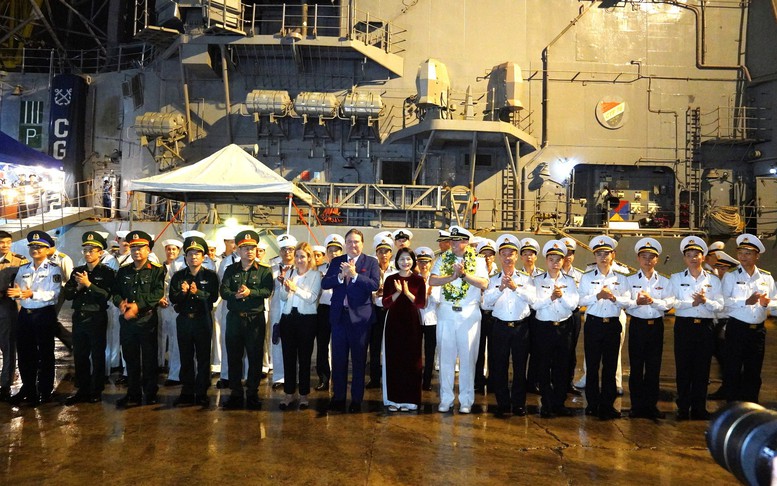 Đoàn tàu Hải quân Hoa Kỳ cập cảng Tiên Sa, bắt đầu chuyến thăm Đà Nẵng