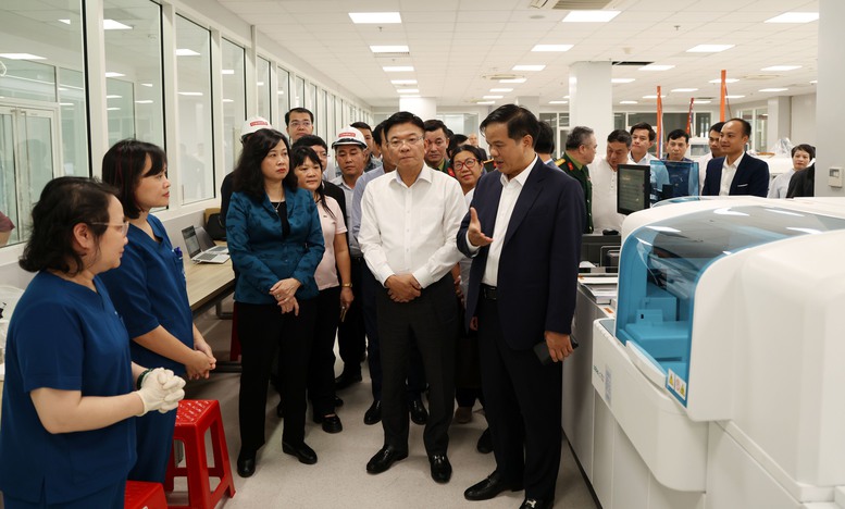 Phó Thủ tướng Lê Thành Long kiểm tra dự án Bệnh viện Bạch Mai và Việt Đức cơ sở 2- Ảnh 6.