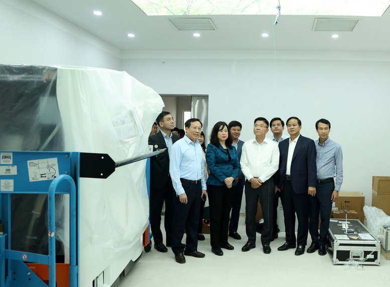 Phó Thủ tướng Lê Thành Long kiểm tra dự án Bệnh viện Bạch Mai và Việt Đức cơ sở 2- Ảnh 3.