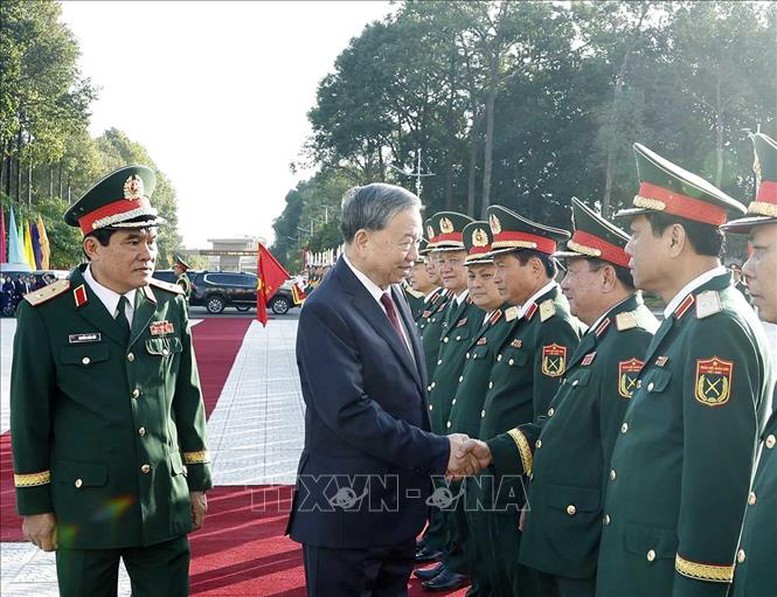 Tổng Bí thư Tô Lâm: Tập trung xây dựng lực lượng vũ trang Quân khu 9 cách mạng, chính quy, tinh nhuệ, hiện đại- Ảnh 1. Tổng Bí thư Tô Lâm: Tập trung xây dựng lực lượng vũ trang Quân khu 9 cách mạng, chính quy, tinh nhuệ, hiện đại- Ảnh 1.