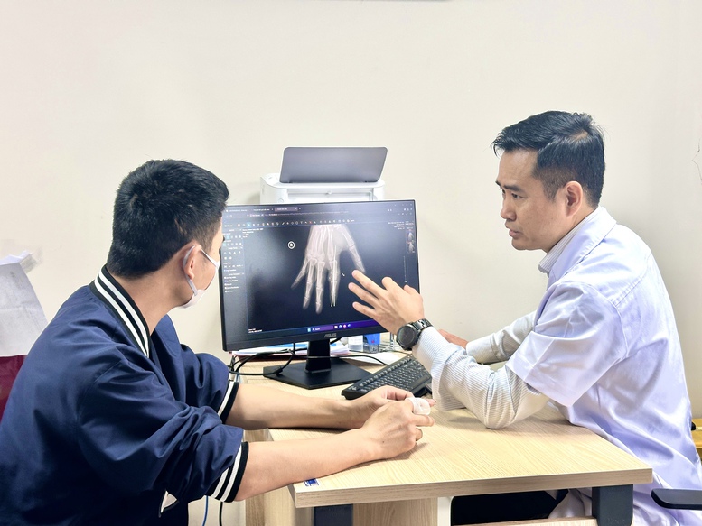 Vi phẫu thành công cứu sống ngón tay thủy thủ bị đứt rời sau 25 giờ- Ảnh 2. Vi phẫu thành công cứu sống ngón tay thủy thủ bị đứt rời sau 25 giờ- Ảnh 2.