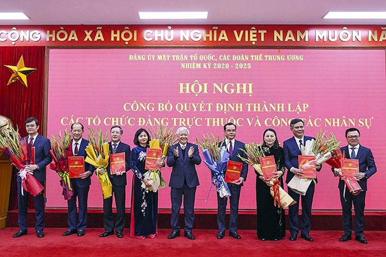 Đảng ủy Mặt trận Tổ quốc công bố quyết định thành lập các tổ chức Đảng trực thuộc và công tác nhân sự