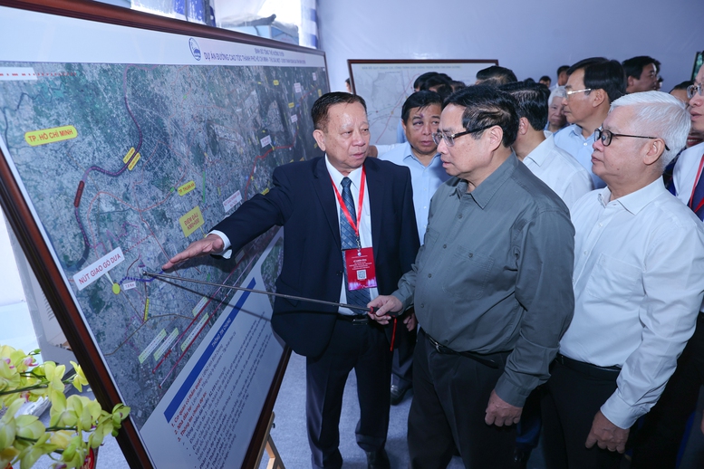 Thủ tướng dự lễ khởi công, kiểm tra các công trình, dự án quan trọng quốc gia, trọng điểm ngành giao thông vận tải- Ảnh 2.