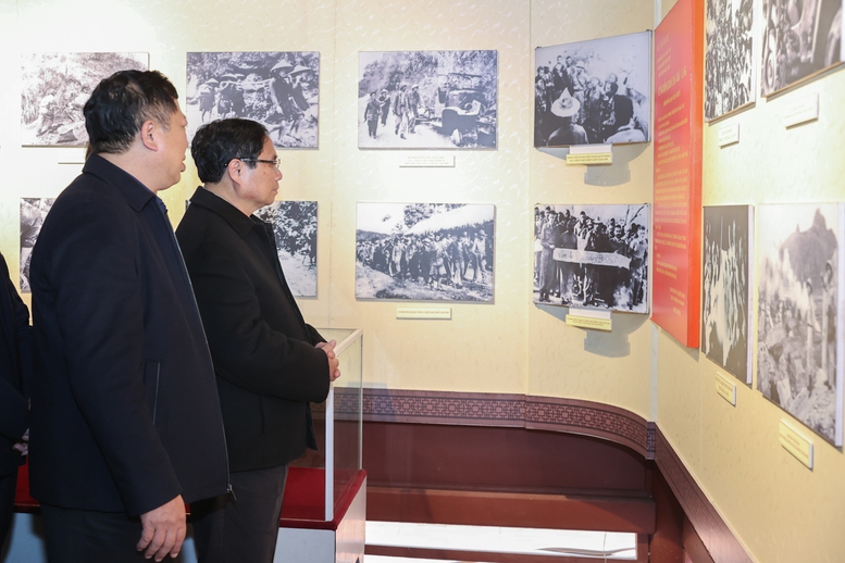 Thủ tướng dâng hương tại Nhà tưởng niệm Chủ tịch Hồ Chí Minh với chiến dịch Biên giới- Ảnh 3.
