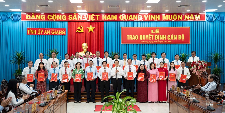 An Giang công bố thành lập 2 cơ quan Đảng tỉnh và bổ nhiệm các giám đốc sở- Ảnh 1.