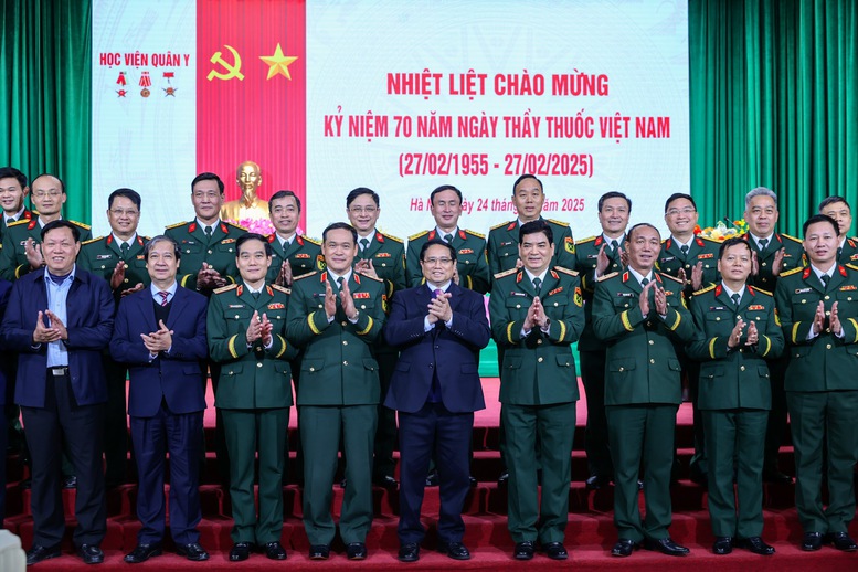 Thủ tướng: Phát huy vai trò đặc biệt, truyền thống vẻ vang 'vừa là chiến sĩ vừa là bác sĩ'- Ảnh 5.