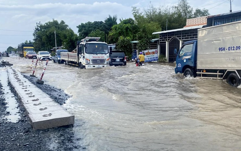 Khẩn trương sửa chữa Quốc lộ 1 đoạn qua Hậu Giang ngập nước nghiêm trọng khi trời mưa