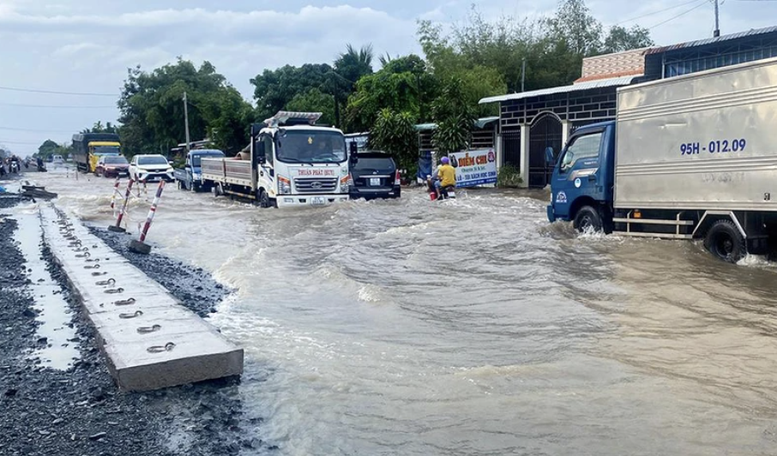 Khẩn trương sửa chữa Quốc lộ 1 đoạn qua Hậu Giang ngập nước nghiêm trọng khi trời mưa- Ảnh 1.