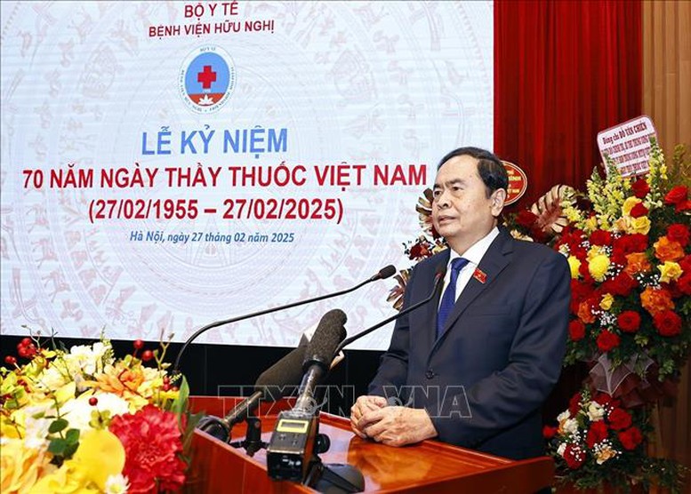 Chủ tịch Quốc hội dự lễ kỷ niệm 70 năm Ngày Thầy thuốc Việt Nam tại Bệnh viện Hữu Nghị- Ảnh 2.