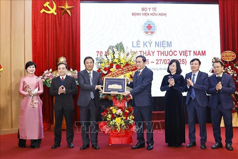 Chủ tịch Quốc hội dự lễ kỷ niệm 70 năm Ngày Thầy thuốc Việt Nam tại Bệnh viện Hữu Nghị- Ảnh 3.