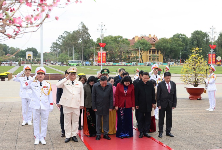 Lãnh đạo Đảng, Nhà nước vào Lăng viếng Chủ tịch Hồ Chí Minh nhân kỷ niệm 95 năm Ngày thành lập Đảng- Ảnh 4.