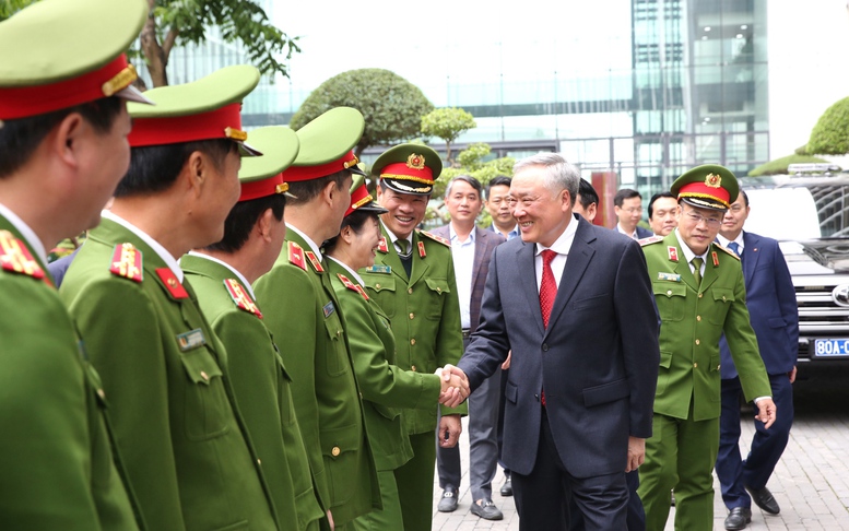 Phó Thủ tướng Thường trực Nguyễn Hòa Bình thăm, chúc Tết cán bộ, chiến sĩ Cục Cảnh sát phòng, chống tội phạm về môi trường