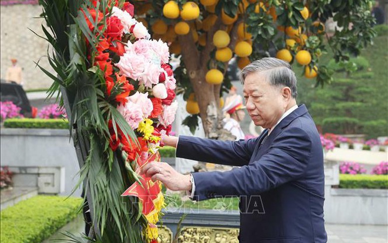 Tổng Bí thư Tô Lâm dâng hoa tưởng nhớ Chủ tịch Hồ Chí Minh tại Hà Giang