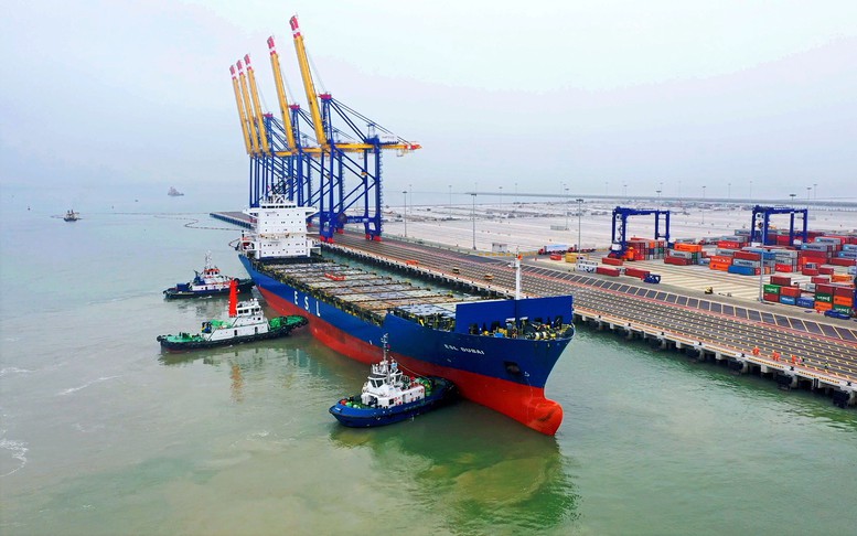 Cảng biển nước sâu hiện đại nhất Việt Nam đón chuyến tàu container đầu tiên