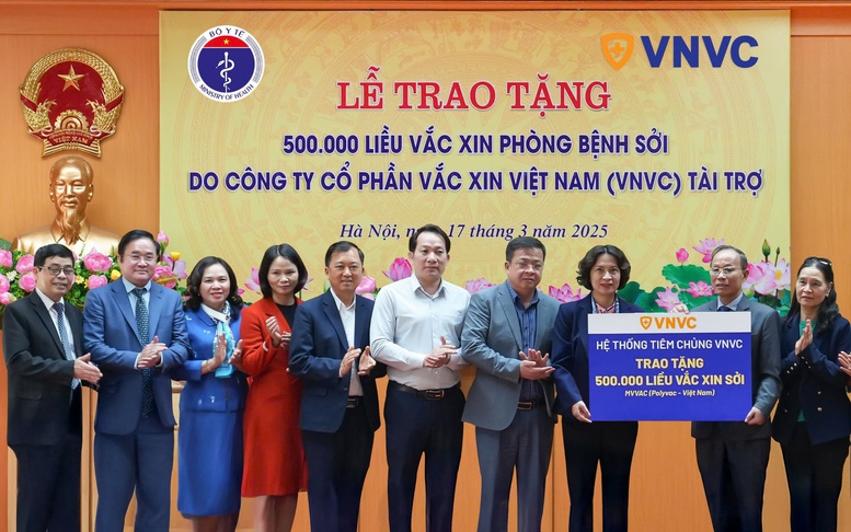 Bộ Y tế tiếp nhận 500.000 liều vaccine sởi từ VNVC