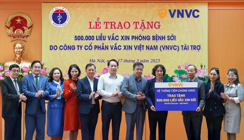 Bộ Y tế tiếp nhận 500.000 liều vaccine sởi từ VNVC- Ảnh 1.