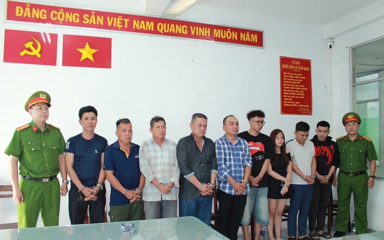 Bắt khẩn cấp 9 đối tượng vụ khiêng quan tài diễu phố tại TPHCM