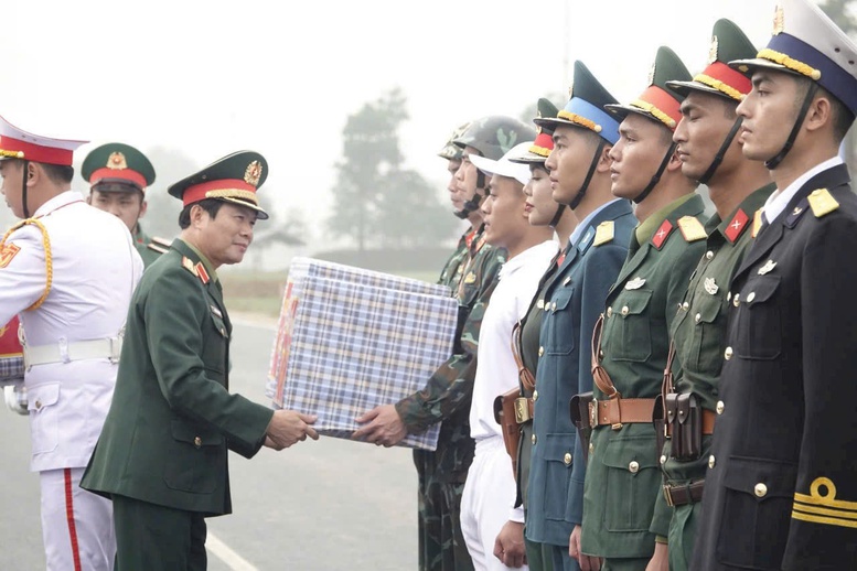 Hàng nghìn chiến sĩ hợp luyện diễu binh, diễu hành kỷ niệm 50 năm Giải phóng miền Nam- Ảnh 1.