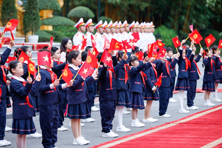 Thủ tướng Phạm Minh Chính chủ trì lễ đón chính thức Thủ tướng Kyrgyzstan- Ảnh 2.