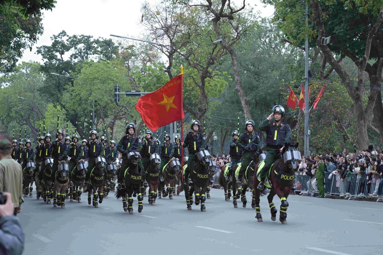 Sôi nổi các màn biểu diễn kỵ binh, cảnh khuyển trên đường phố Hà Nội- Ảnh 5.