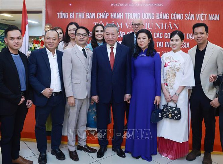 Tổng Bí thư thăm Đại sứ quán, gặp gỡ cán bộ các cơ quan đại diện và cộng đồng người Việt Nam tại Indonesia- Ảnh 3.