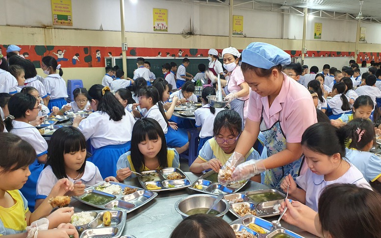 Cơ sở giáo dục tổ chức bữa ăn bán trú phải bảo đảm điều kiện về an toàn thực phẩm