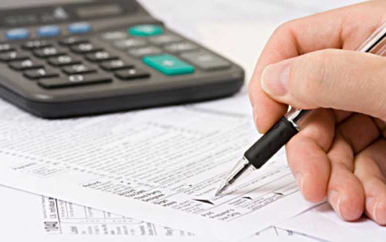 Giá gói thầu có bao gồm các khoản thuế, phí được miễn?