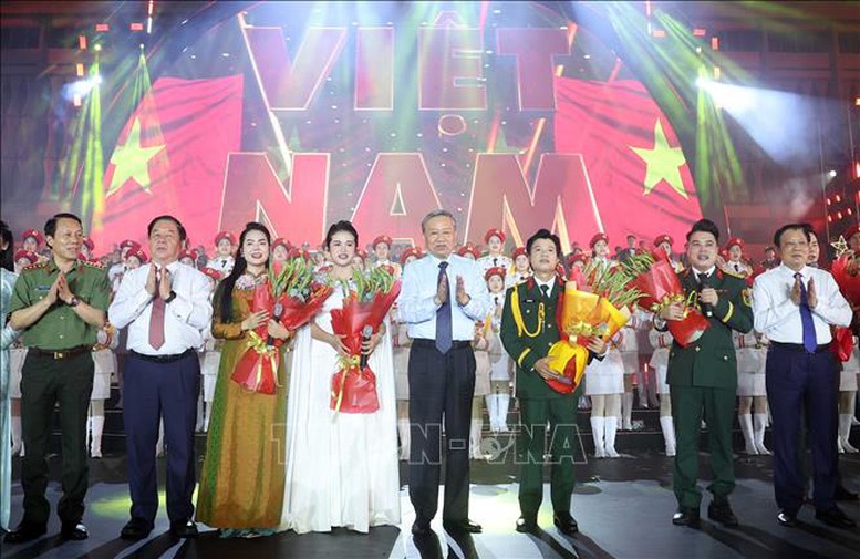 Tổng Bí thư Tô Lâm dự Chương trình nghệ thuật 'Đất nước trọn niềm vui'- Ảnh 4.