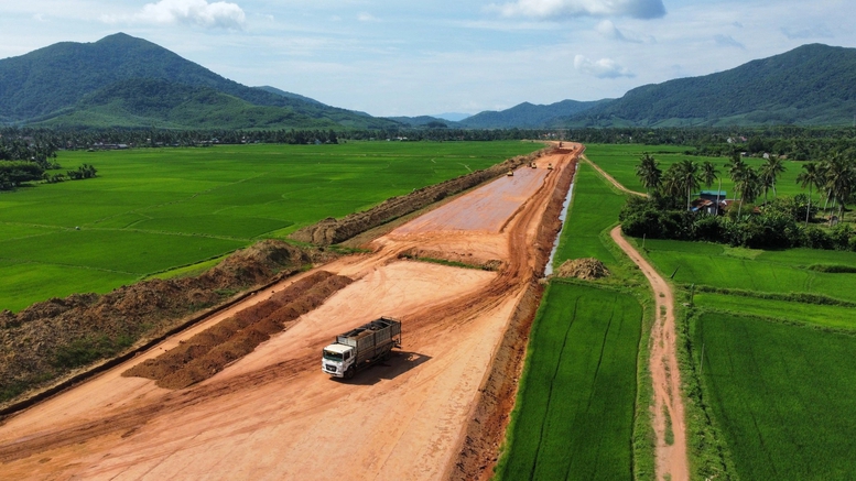 Công điện của Thủ tướng Chính phủ về việc đẩy nhanh tiến độ công tác giải phóng mặt bằng, khai thác vật liệu xây dựng cho các dự án để hoàn thành 3.000 km đường bộ cao tốc trong năm 2025- Ảnh 1.