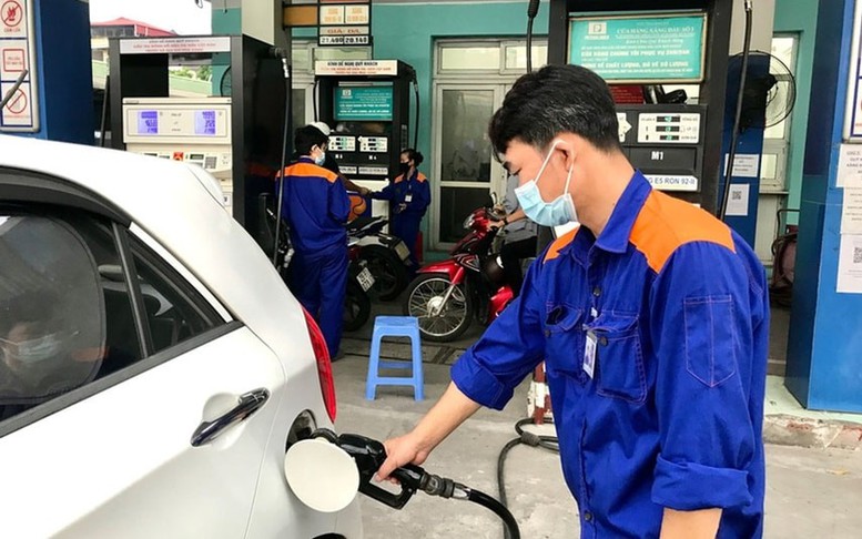Giá xăng tăng gần 800 đồng/lít