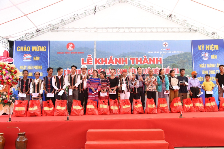 Canh Tiến - làng cuối cùng của tỉnh Bình Định được cấp điện lưới quốc gia- Ảnh 2.