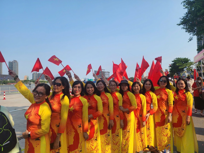 Người dân tại TPHCM rộn ràng chào đón kỷ niệm 50 năm thống nhất đất nước- Ảnh 6.
