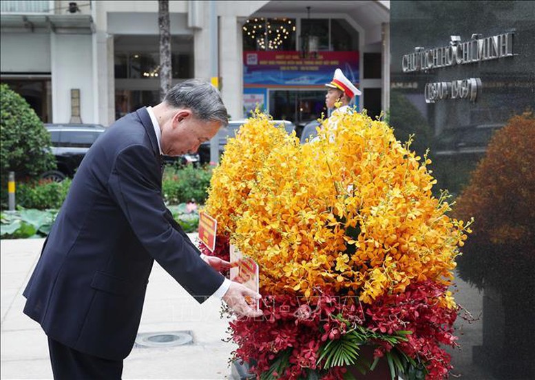 Lãnh đạo Đảng, Nhà nước dâng hương tưởng nhớ Chủ tịch Hồ Chí Minh và Chủ tịch Tôn Đức Thắng- Ảnh 2.
