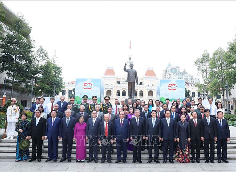 Lãnh đạo Đảng, Nhà nước dâng hương tưởng nhớ Chủ tịch Hồ Chí Minh và Chủ tịch Tôn Đức Thắng- Ảnh 4.
