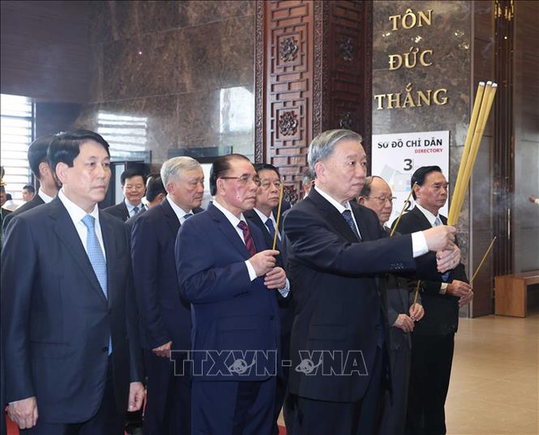 Lãnh đạo Đảng, Nhà nước dâng hương tưởng nhớ Chủ tịch Hồ Chí Minh và Chủ tịch Tôn Đức Thắng- Ảnh 5.