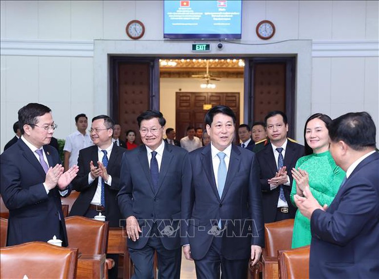 Chủ tịch nước Lương Cường và Tổng Bí thư, Chủ tịch nước Lào dự Lễ trao huân chương của Lào cho lãnh đạo cấp cao Việt Nam- Ảnh 1.