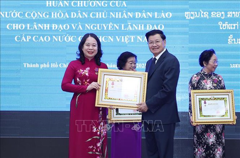 Chủ tịch nước Lương Cường và Tổng Bí thư, Chủ tịch nước Lào dự Lễ trao huân chương của Lào cho lãnh đạo cấp cao Việt Nam- Ảnh 2.