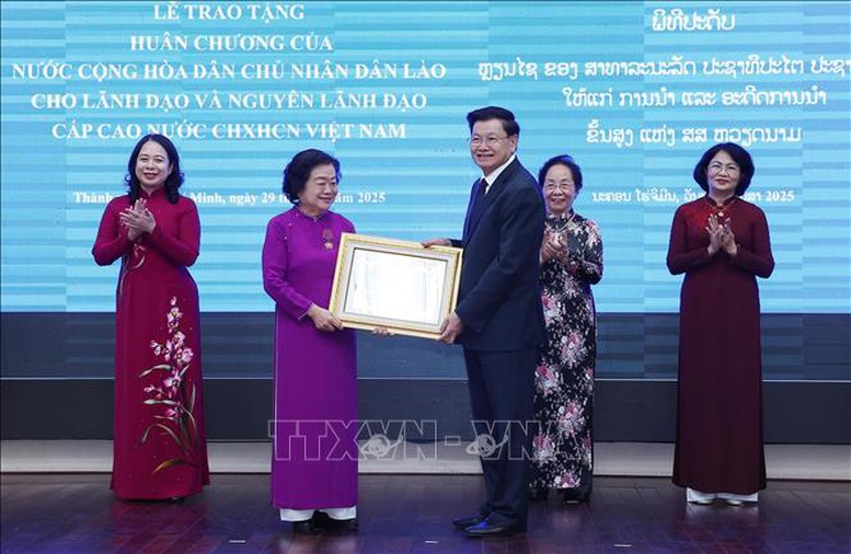 Chủ tịch nước Lương Cường và Tổng Bí thư, Chủ tịch nước Lào dự Lễ trao huân chương của Lào cho lãnh đạo cấp cao Việt Nam- Ảnh 3.