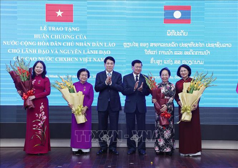 Chủ tịch nước Lương Cường và Tổng Bí thư, Chủ tịch nước Lào dự Lễ trao huân chương của Lào cho lãnh đạo cấp cao Việt Nam- Ảnh 4.