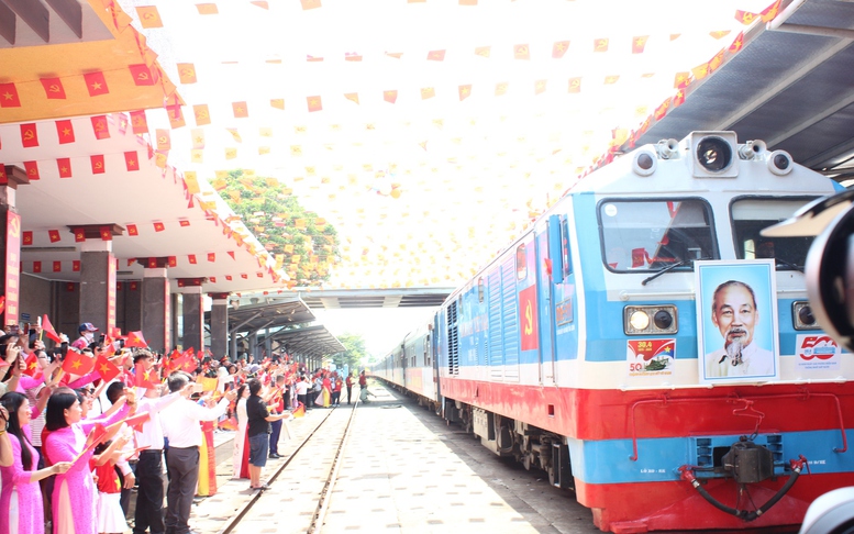 Đà Nẵng rực rỡ cờ hoa đón “Đoàn tàu Thống Nhất”