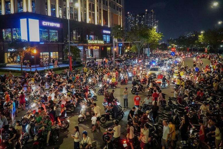 Bầu trời TPHCM rực rỡ pháo hoa mừng 50 năm đất nước thống nhất- Ảnh 2.