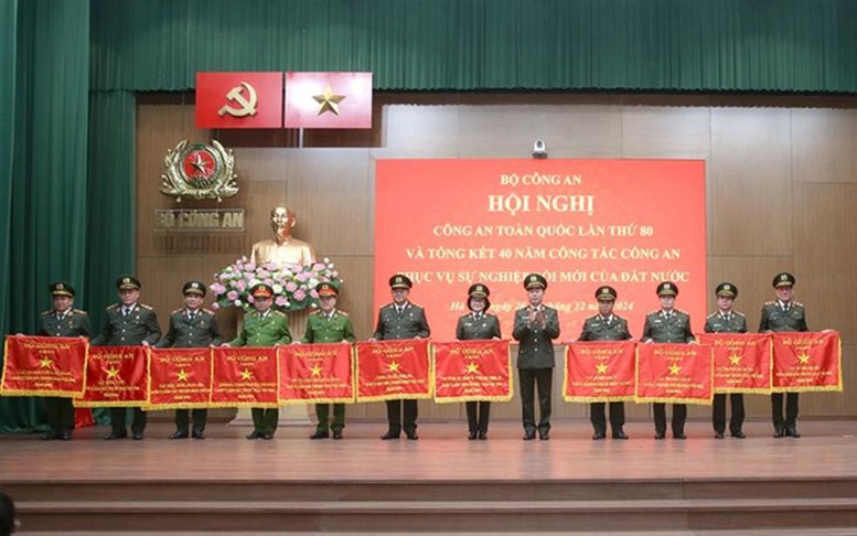 Quy định mới về mẫu hiện vật khen thưởng trong Công an nhân dân