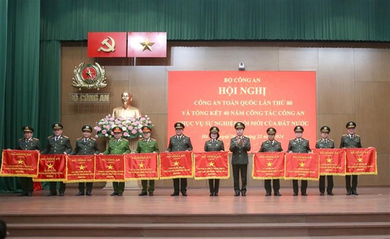 Quy định mới về mẫu hiện vật khen thưởng trong Công an nhân dân- Ảnh 1.