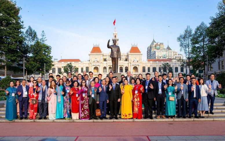Bài 2: Khát vọng vươn xa từ kiều bào bốn phương