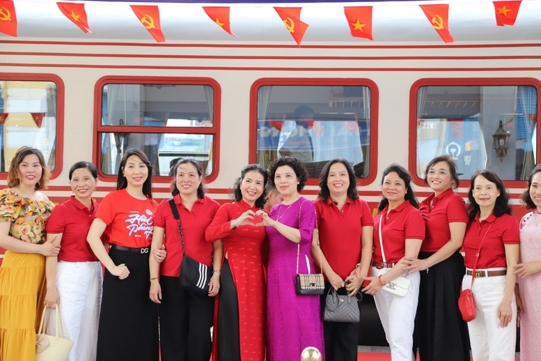Khai trương đoàn tàu chất lượng cao 'Hoa Phượng đỏ' kết nối Hà Nội – Hải Phòng- Ảnh 4.